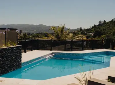 a swimming pool in the middle of a house at Casa minimalista con vistas a las sierras in Villa Carlos Paz