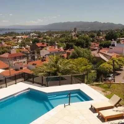 Casa minimalista con vistas a las sierras