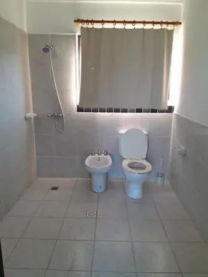 a bathroom with a toilet and a shower and a sink at La Morada de tus Sueños VCP con vista al LAGO in Villa Carlos Paz