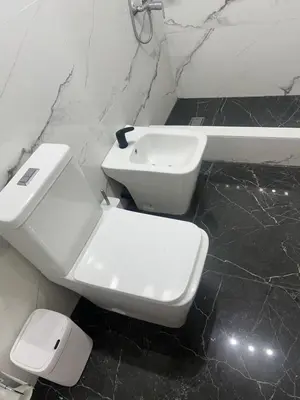 a bathroom with a white toilet and a sink at Departamento en Nueva Córdoba, Córdoba Capital in Cordoba