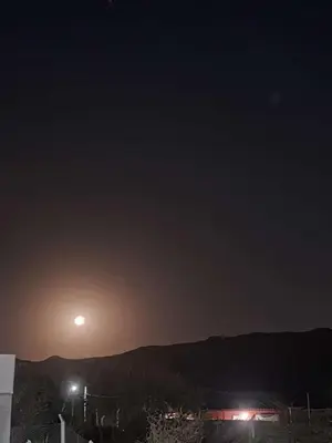a night time view of a city with the moon at Mateo y Stella 3 in Bialet Massé