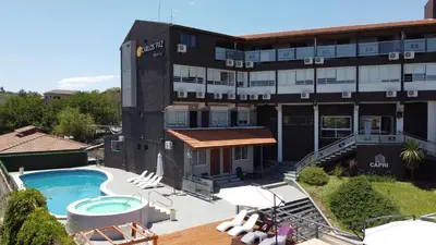 an aerial view of a hotel with a swimming pool at Capri Hotel y Cabañas in Villa Carlos Paz