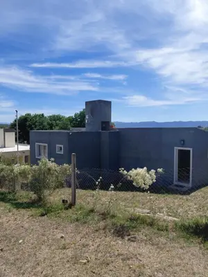 a building with a fence in front of it at Mi Destino in Tanti Nuevo