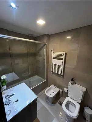 a bathroom with a toilet and a sink and a shower at Departamento Premiun con Cochera en Villa Dolores in Villa Dolores