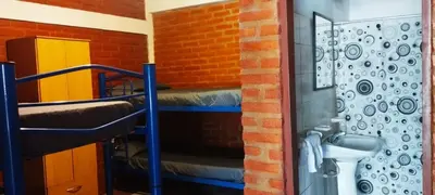 a room with two bunk beds and a sink at Habitación Compartida Tipo Hostel para los más aventureros in Nono
