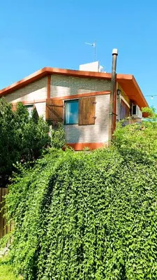 a house on top of a ivy covered hill at Departamento Valle de Luz in Alta Gracia