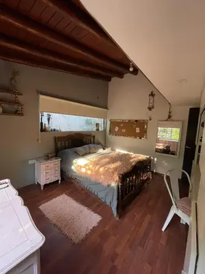 a bedroom with a bed and a chair in it at Departamento espacioso con gran patio para disfrutar MAYU SUMAJ in San Antonio de Arredondo