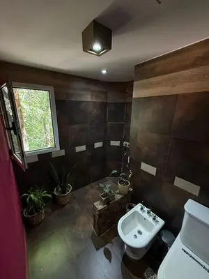 a bathroom with a toilet and a sink at Departamento espacioso con gran patio para disfrutar MAYU SUMAJ in San Antonio de Arredondo