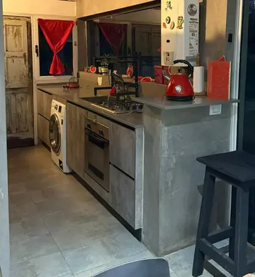 a kitchen with a stove and a washing machine at Departamento espacioso con gran patio para disfrutar MAYU SUMAJ in San Antonio de Arredondo