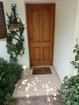 a door with a welcome sign in front of it at Das Kleine Nest in Villa General Belgrano