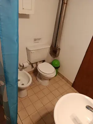 a bathroom with a toilet and a sink at Das Kleine Nest in Villa General Belgrano