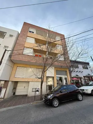 a black car parked in front of a building at Dpto Centro de Carlos Paz - Avellana in Villa Carlos Paz