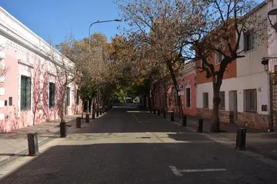 an empty street in a city with trees and buildings at Casa Revol céntrica ideal familias-grupos hasta 12 pax in Cordoba