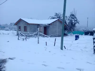 a small house in the snow with a pole at Las Carolas in Santa María