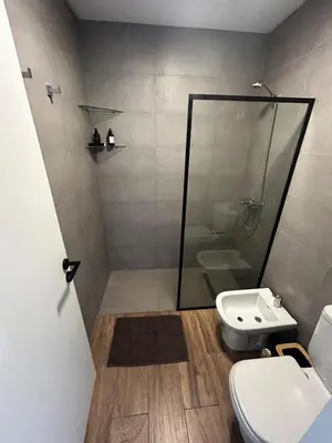 a bathroom with a shower and a toilet at Hermoso Departamento en zona Quality Espacio, Hospital Privado Universitario de Córdoba in Cordoba