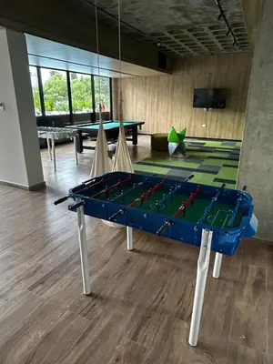 a ping pong table in a room with a ping pong ball at Hermoso Departamento en zona Quality Espacio, Hospital Privado Universitario de Córdoba in Cordoba