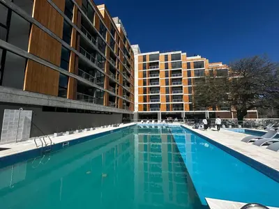 a large swimming pool in front of a building at Hermoso Departamento en zona Quality Espacio, Hospital Privado Universitario de Córdoba in Cordoba