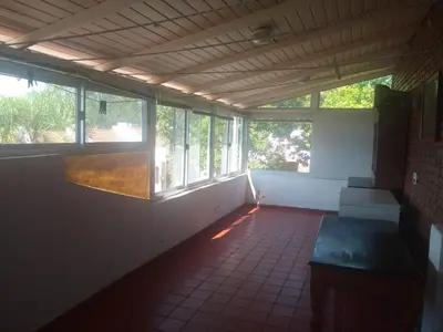 an empty room with windows and a tiled floor at Complejo Alfa Iii in Villa Carlos Paz