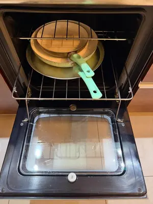 a pair of scissors sitting on top of an oven at Complejo Carde Housing in Villa Carlos Paz