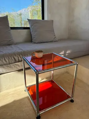 a glass coffee table in front of a couch at Casa Veta in La Porteña