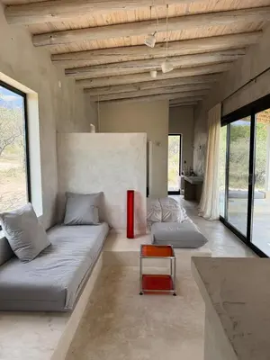 a living room with a couch and a table at Casa Veta in La Porteña