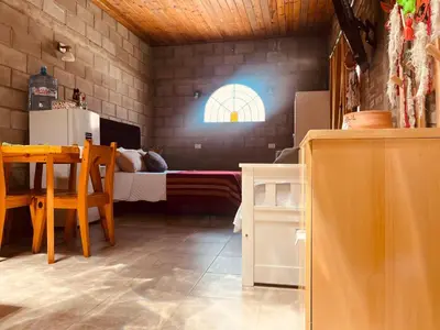 a room with a bed and a table in a room at Monoambiente luminoso y equipado, ubicado en zona céntrica in Cordoba