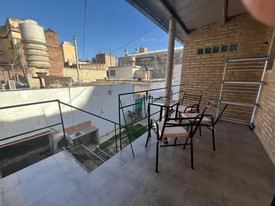 a balcony with chairs and a table on a building at Monoambiente luminoso y equipado, ubicado en zona céntrica in Cordoba
