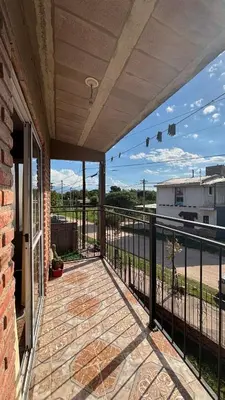 a screened porch with a view of a street at Departamento Vilma Planta Alta Brochero in Villa Cura Brochero