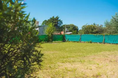 a yard with a fence and a green privacy fence at Casa Potrero de Garay in La Estancia