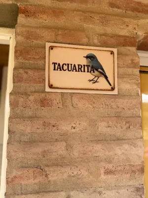 a sign on a brick wall with a bird on it at Balcones del Cristal - Picaflor in Tanti