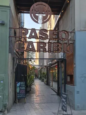 a sign for a restaurant on the side of a building at Oasis Urbano - bello departamento amoblado en la mejor zona de Guemes in Cordoba