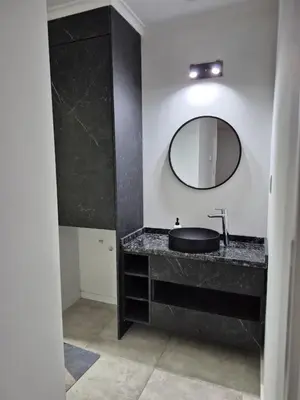 a bathroom with a black sink and a mirror at ALOJATE PREMIUM VILLA CARL0S PAZ - STEFANO 1 dor in Villa Carlos Paz