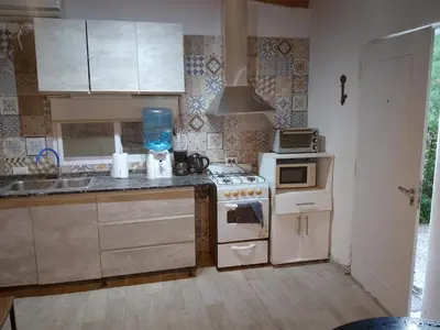 a kitchen with a white stove and a microwave at La tranquera in Trapiche