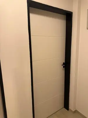 a closet door with a black trim and a white door at Monoambiente Cañitas in Malagueño