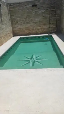 a swimming pool with a clock in the middle of it at Departamento de lujo, todo confort, en el corazón de zona norte in Cordoba