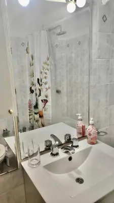 a bathroom with a white sink and a mirror at Departamento de lujo, todo confort, en el corazón de zona norte in Cordoba