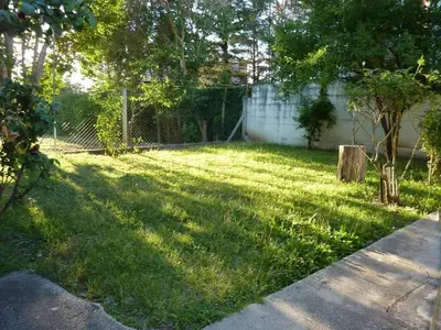 a yard with a fence and a field of grass at MariaAurelia in Mina Clavero