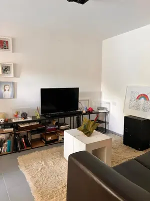 a living room with a couch and a tv at Cerro Plaza departamento in Cordoba
