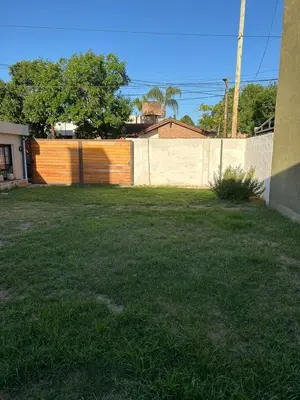 a fence in front of a yard with a house at Casa Henry in Cordoba
