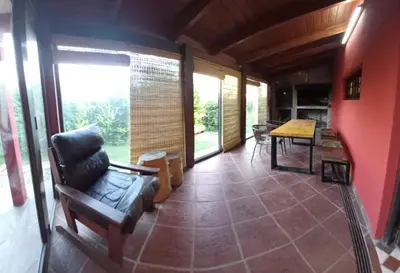 a living room with a couch and a table at Cabaña Benitto in Potrero de Garay