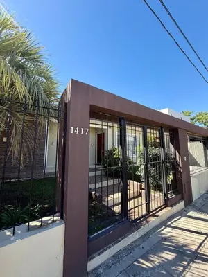 a fence in front of a building at Casa Impecable, Piscina, Cochera, a 100 m del Lago, Familias in Villa Carlos Paz