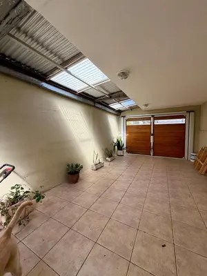 a large empty room with a skylight and a door at Casa Impecable, Piscina, Cochera, a 100 m del Lago, Familias in Villa Carlos Paz