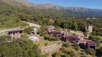 an aerial view of a house in the mountains at Crepúsculo Serrano in Merlo