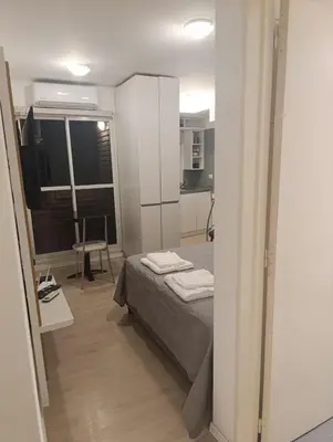 a small room with a bed and a kitchen at departamento amoblado en Nueva cba-a metros de la terminal omnibus in Cordoba