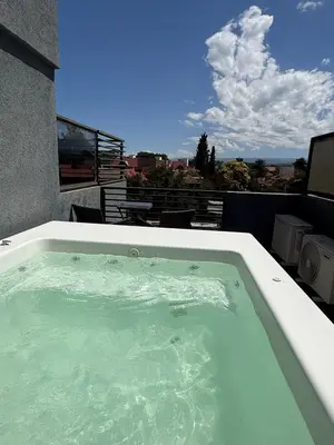 a jacuzzi tub with a view of a balcony at Triplex Premium in Villa Carlos Paz