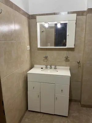 a bathroom with a sink and a mirror at Habitación Individual in Cordoba