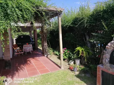 a garden with a car parked under a pergola at La Linda in Villa Carlos Paz
