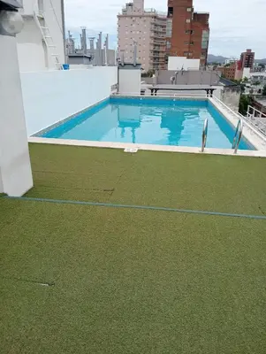 a swimming pool on the roof of a building at Nenu Villa Carlos Paz Departamento Céntrico piscina in Villa Carlos Paz