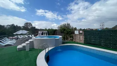 a large swimming pool with a swimming poolvisor at Hotel y Cabañas Capri in Villa Carlos Paz