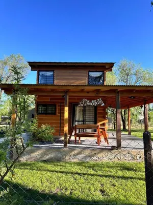a log cabin with a picnic table in front of it at Cabaña para 6 personas en Calamuchita - Córdoba - 